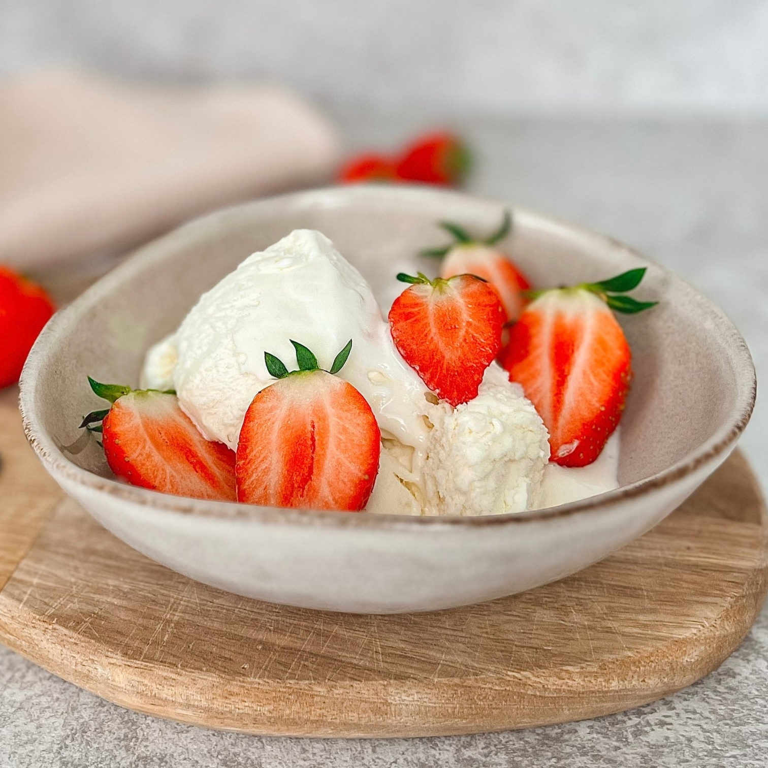 Nærbilde av lett-is toppet med jordbær fra oppskrift i ebok av Elena Mellingen.