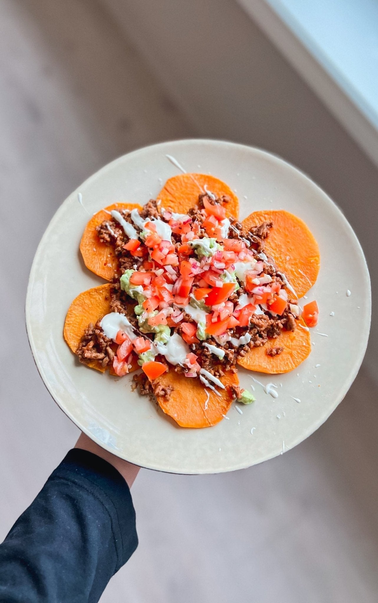 Naerbilde av retten loaded soetpotet med frisk topping fra oppskrift i e-bok av Elena Mellingen.