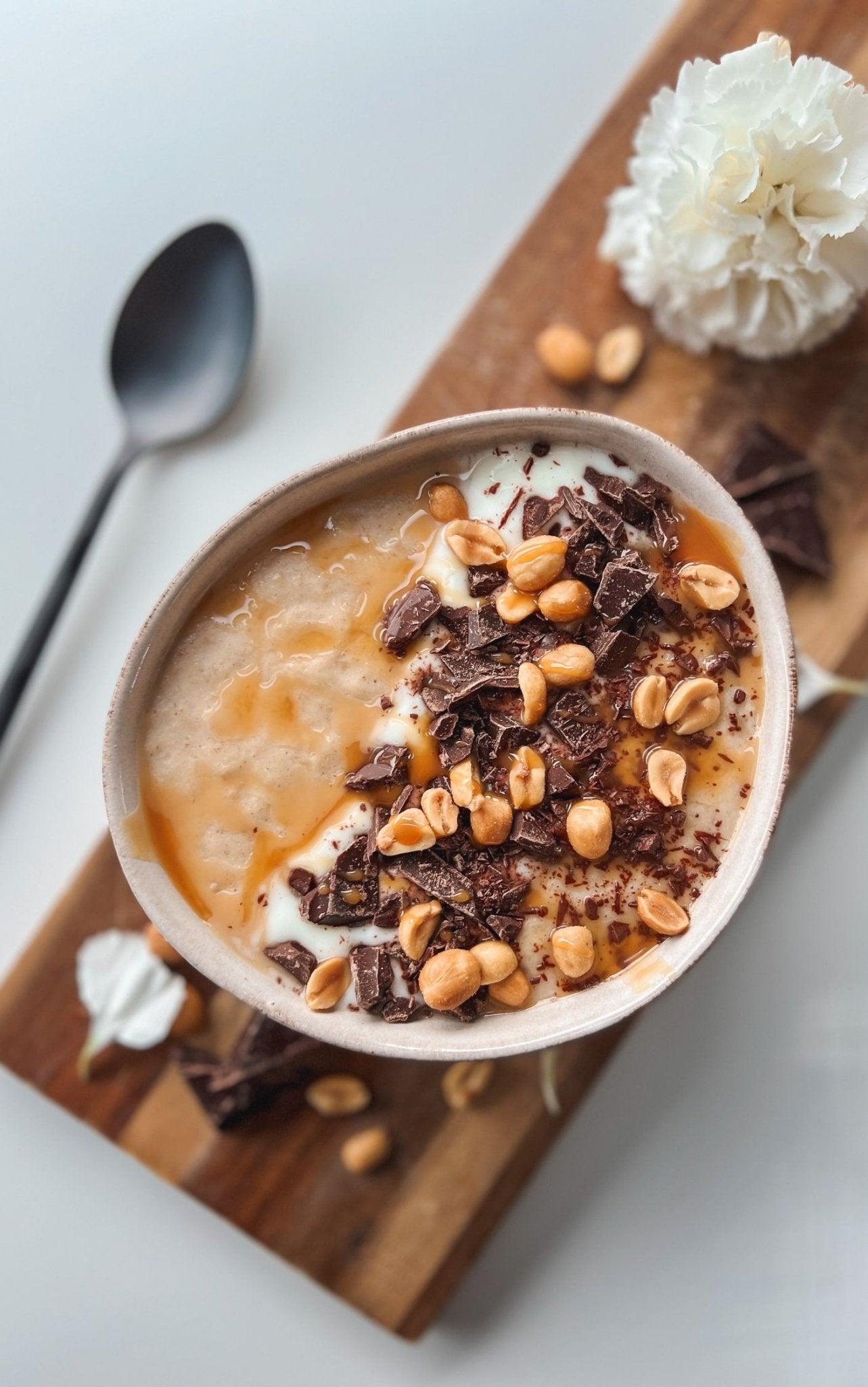 nærbilde smoothiebowl med mork sjokolade og peanoett-topping fra oppskrift i Kostholdsplan e-bok.